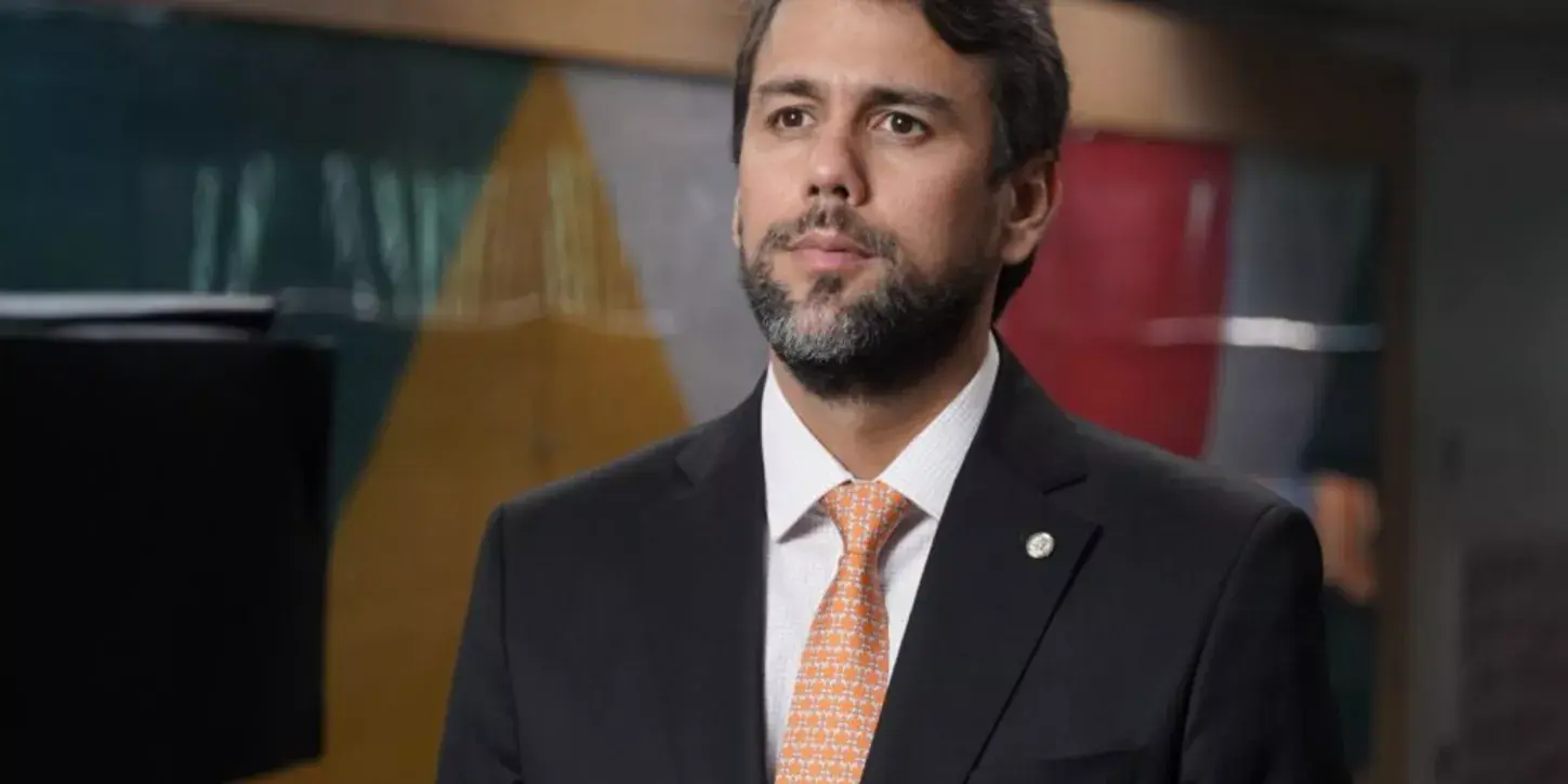 Novo ministro de Lula enfrenta críticas devido a emendas para prefeitura do pai