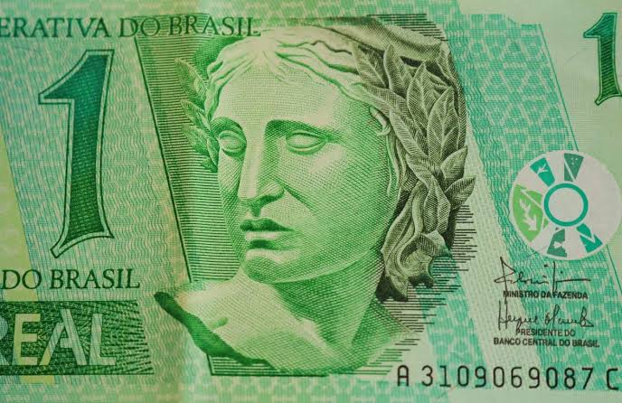 A Despedida das Notas de 1 Real: Uma História de Inflação e Intervenção Estatal