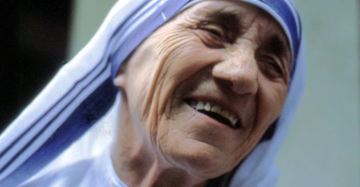 Descubra como Madre Teresa de Calcutá transformou o mundo e conquistou o Prêmio Nobel da Paz em um dia inesquecível!