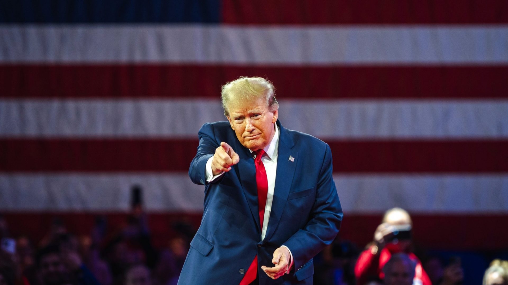 Trump revoga incentivos a carros elétricos enquanto Elon Musk se adapta à nova realidade