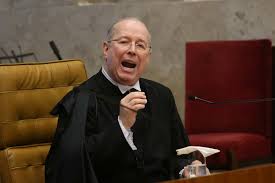 Celso de Mello diz que conduta de Débora dos Santos é imperdoável em defesa da democracia