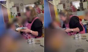 Babá é flagrada agredindo bebê em creche na Espanha e gera revolta na comunidade