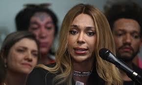Erika Hilton apresenta PEC que propõe jornada de trabalho 4x3 e o fim da escala 6x1