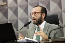 Filipe Barros critica Lula e aponta censura como ameaça à liberdade de expressão no Brasil