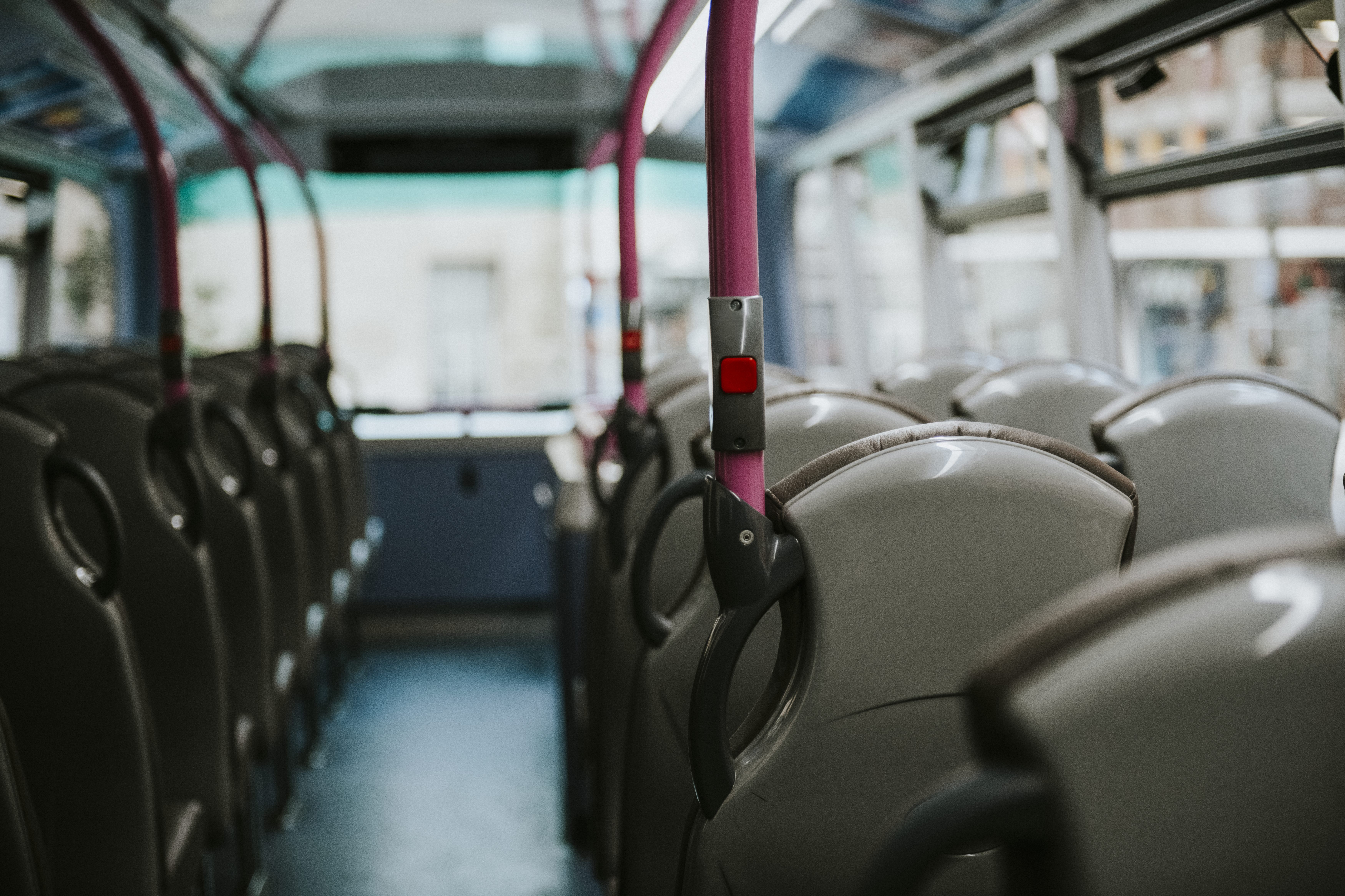Facções do Rio sequestram 49 ônibus em 2025: impacto no transporte público e confrontos com a polícia