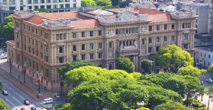 Universidade será indenizada em R$ 5 mil por não atualizar dados de estudante trans