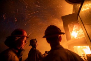 Incêndios na Califórnia causam cinco mortes e ameaçam letreiro de Hollywood
