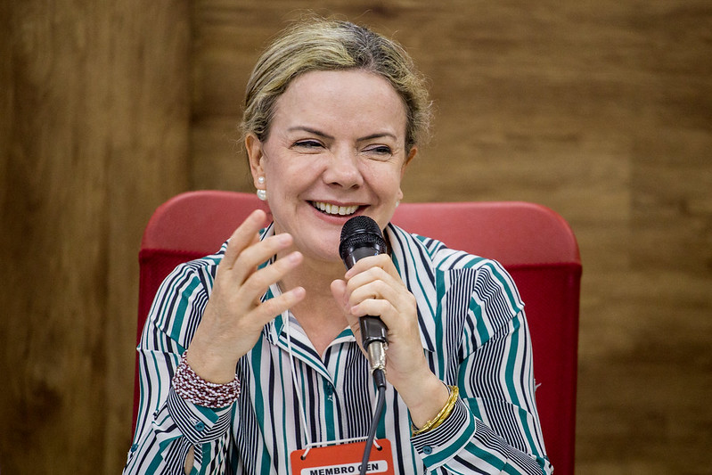Gleisi Hoffmann celebra denúncia contra Bolsonaro em festa de aniversário