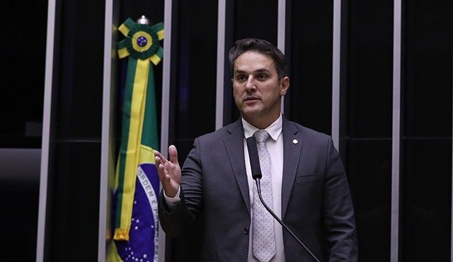 Líder da Oposição Denuncia Má Gestão e Pede Afastamento de Secretário do MEC