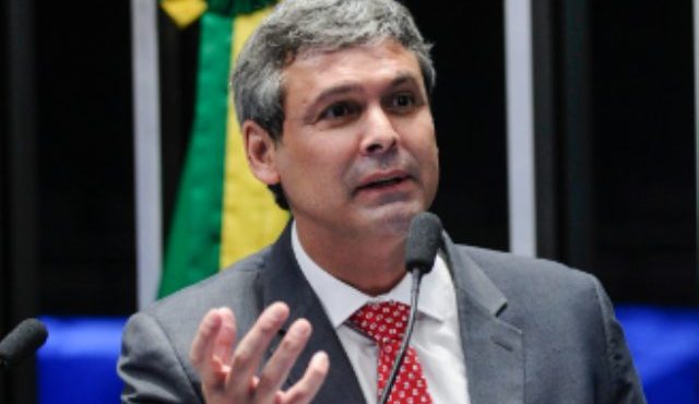 Lindbergh Farias alerta sobre anistia a envolvidos em atos de 8 de janeiro e suas consequências