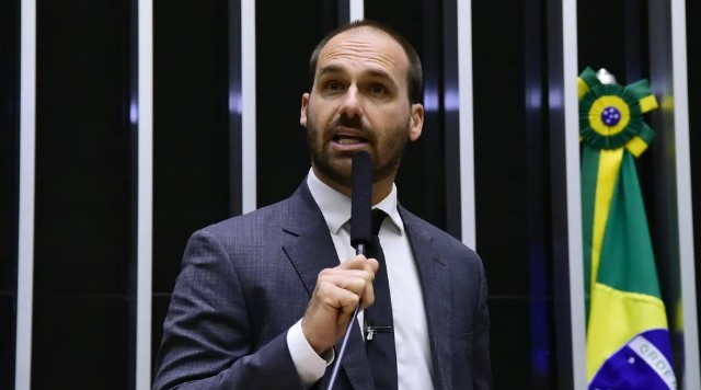 PT Acusa Eduardo Bolsonaro de Atuar Contra o STF e Busca a Cassação de Seu Mandato