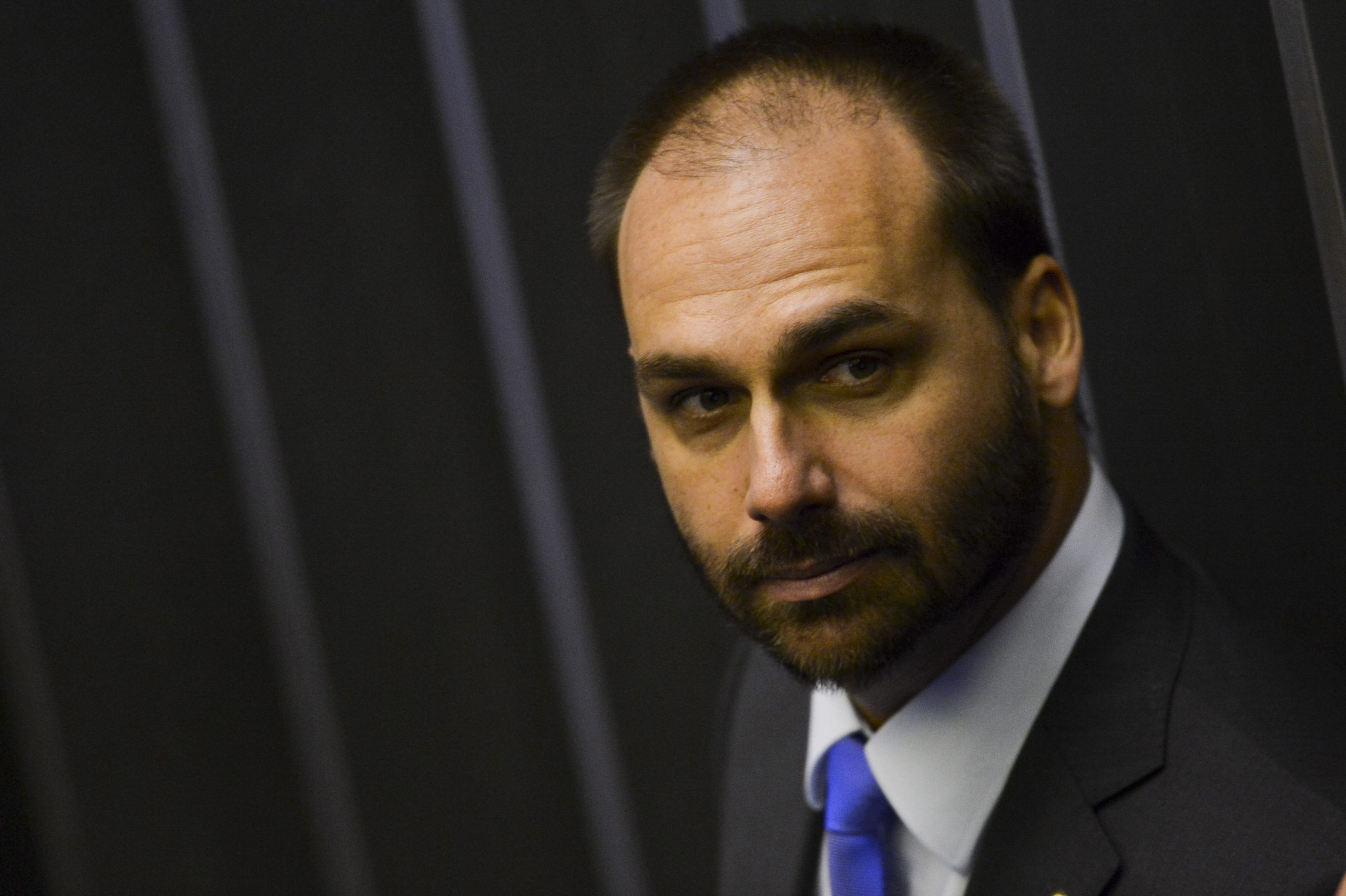 Carlos Bolsonaro Cobra Apoio da Direita em Meio a Apreensão do Passaporte de Eduardo