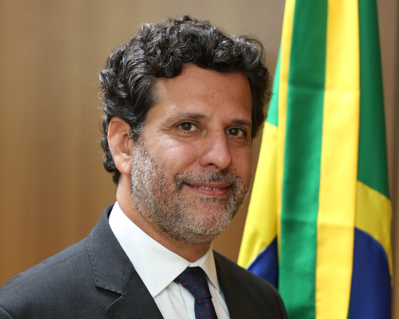 Líder da Oposição Denuncia Má Gestão e Pede Afastamento de Secretário do MEC