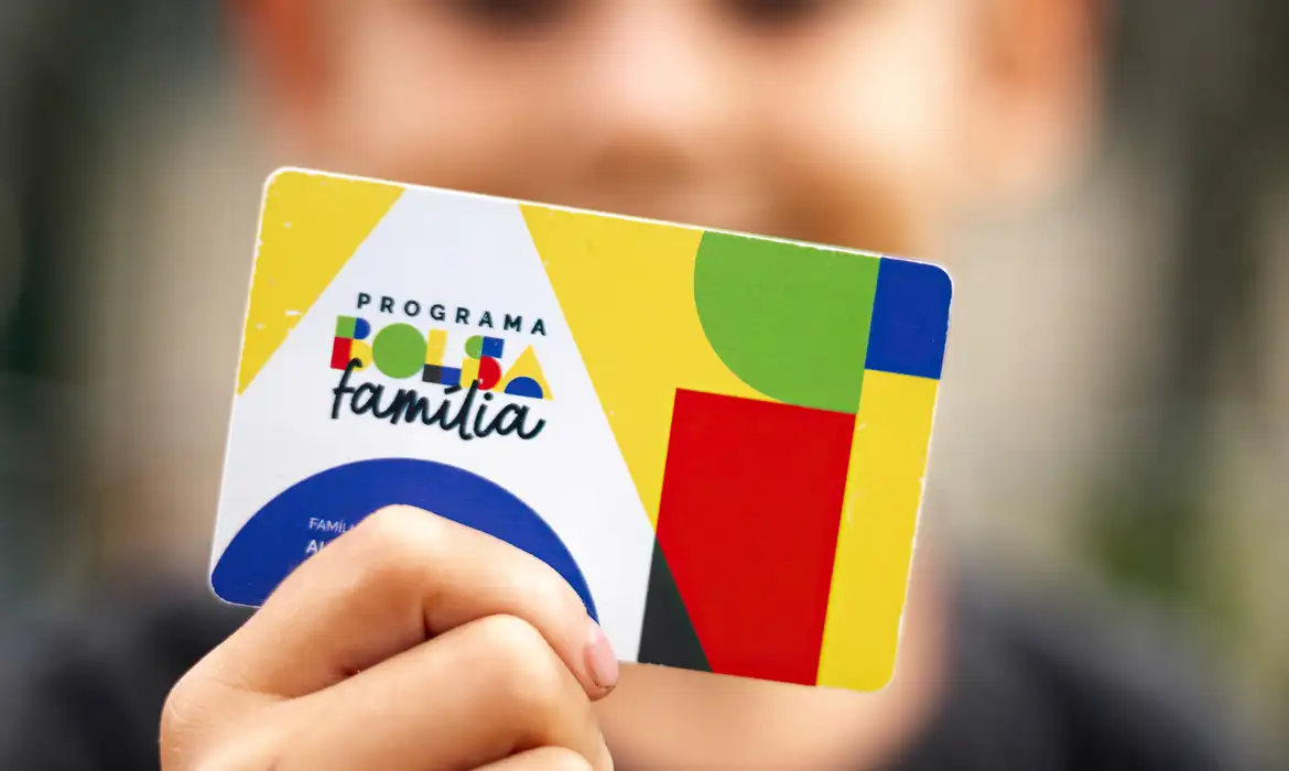 A Crise da Insegurança Alimentar no Brasil: Fome e Dependência do Bolsa Família em Debate