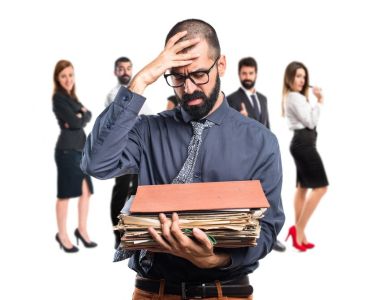 Burocracia e Empreendedorismo: Como a Excessiva Regulação Pode Impedir o Crescimento de Pequenos Negócios.