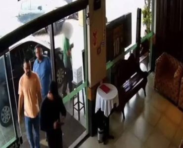 Criminosos do CV fogem de presídio e almoçam na presença de policial em churrascaria