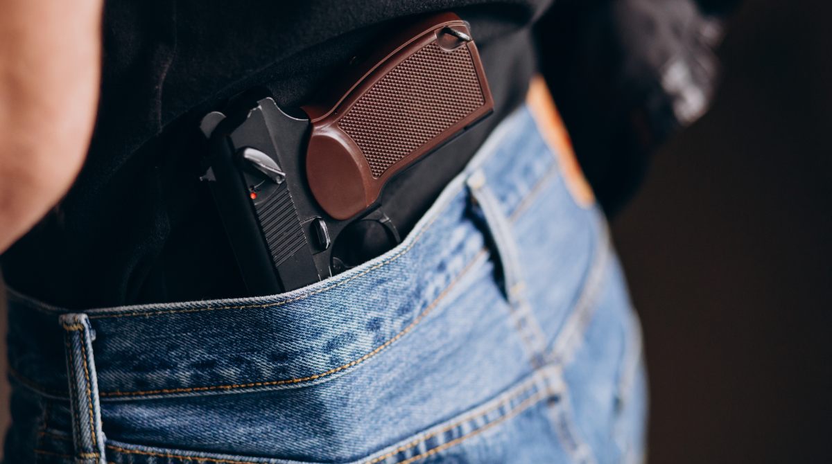 Senado aprova porte de arma para mulheres sob medida protetiva: um passo para a segurança feminina?